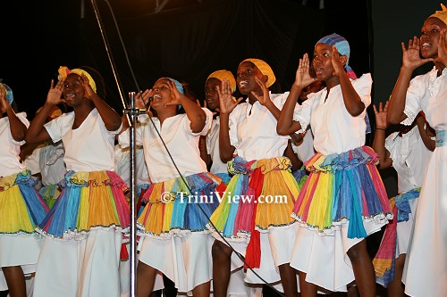 Choir in the play 'Sesa Woruban - I Transform Myself'