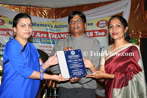 Sevika Mayawti Maharaj makes a presentation to Awardees Nidhi and Indra Singh