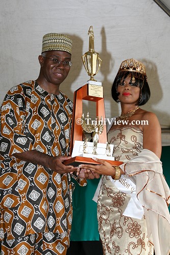 Eric Williams presents Giselle Thorne (Miss Egypt) with the first place trophy