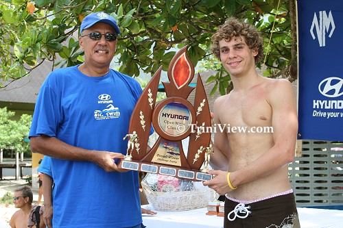 Derek Faria presents the overall Champion's trophy to Jesse Mendes