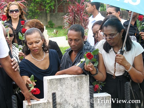Relatives of Ma Leta Salandy at the gravesite