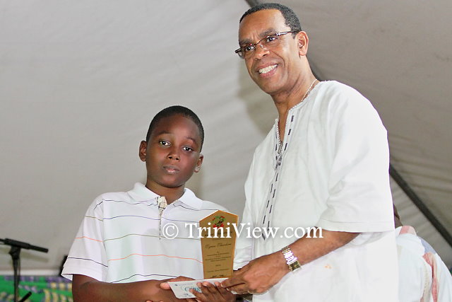 Minister, the Honourable Rodger Samuel presents an award to a SEA student
