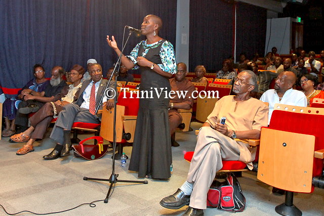 A member of the audience addresses Dr. Shepherd during the open discussion