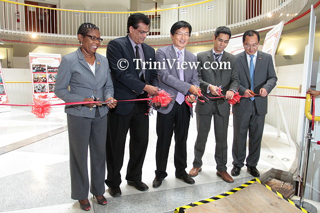 (L) Deputy Executive Director (Ag.), NALIS Diane Simeon, Minister of Health Dr. Fuad Khan, Ambassador of the People’s Republic of China Huang Xingyuan, representative of the Ministry of Foreign Affairs Bruce Lai and Chinese medical team leader Dr. Jia Wong