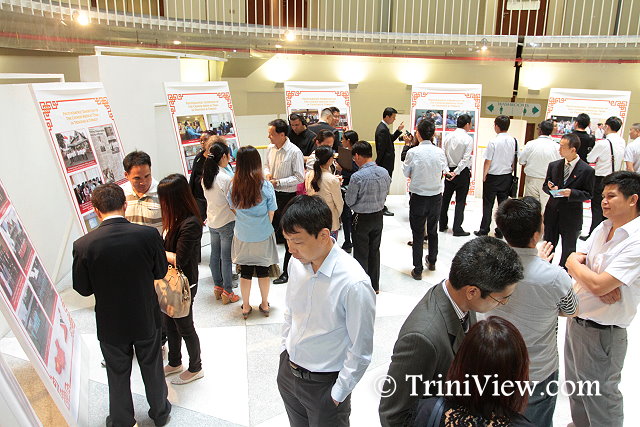 Attendees view the photographic exhibition of the Chinese medical team in Trinidad and Tobago