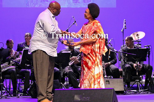 Mr. Kirk Hollingsworth presents Mrs. Liselli Daaga with a token of appreciation for her social and cultural work
