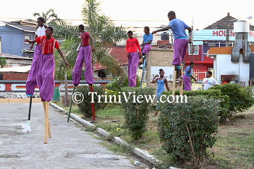 Moko Jumbi dancers displaying their talents